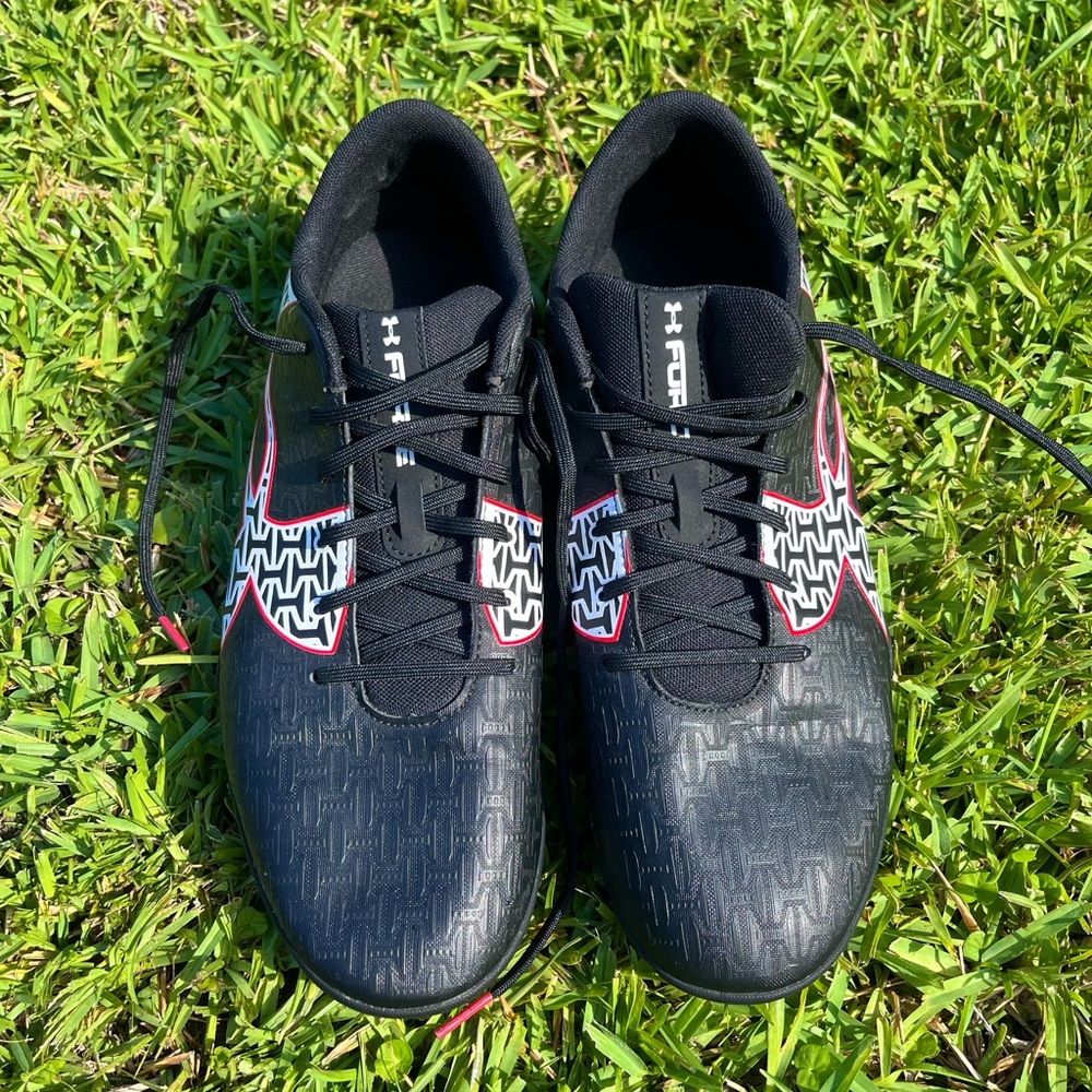 Under Armour force running/track shoes. Size 11.
